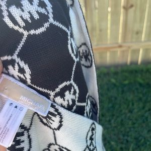 Stay warm and cozy in this beautiful Michael Kors scarf.